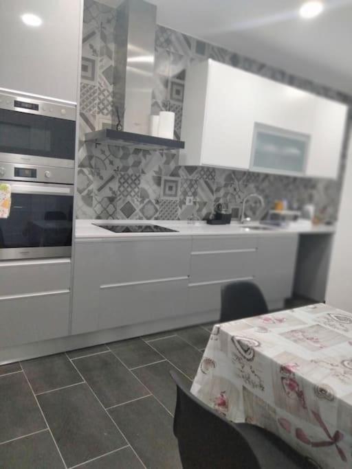 Lisbon, 3 Bedroom In , 15 Min From The *